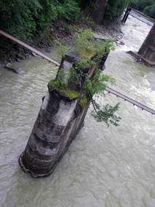 喀尔巴阡山脉的崎岖河流和被摧毁的桥梁