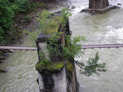 喀尔巴阡山脉的崎岖河流和被摧毁的桥梁