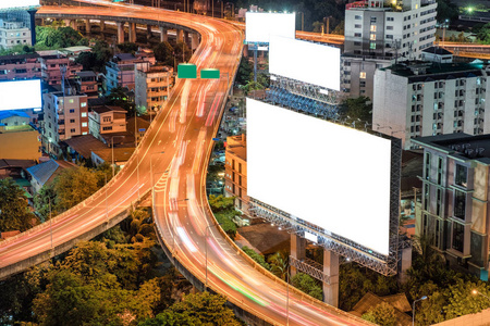 曼谷高架道路上有交通的空白大型广告牌