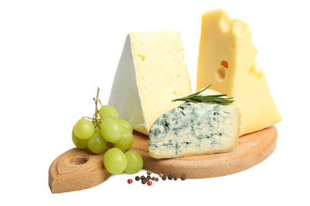 奶酪拼盘黄色的Maasdam奶酪，白色的Camembert奶酪和蓝色的奶酪DorBlue，在木制的切割板上添加香料和葡萄..孤