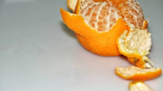 成熟多汁去皮柑橘..孤立在白色背景上。选定重点。快关门。