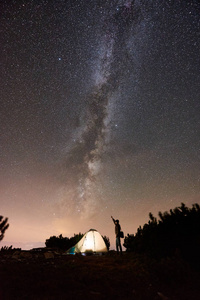 夜间在洛矶山顶旅游夏令营