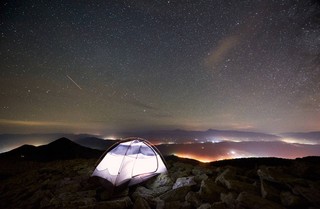 夜间在洛矶山顶旅游夏令营