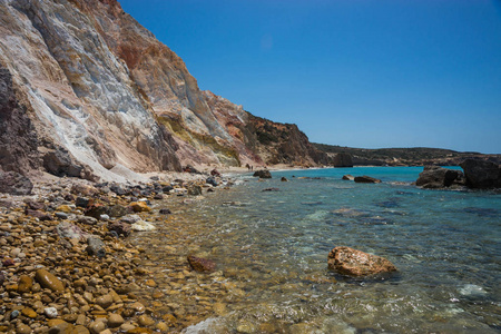 希腊米洛斯岛美丽的彩色菲利普拉卡海滩