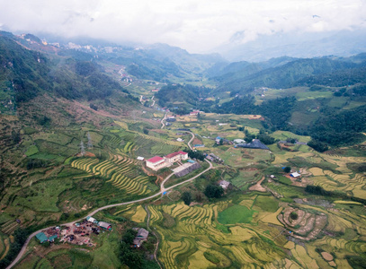 萨帕市上方有塔文村稻田，山谷中有梯田