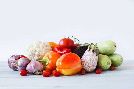 桌子上的蔬菜。 清洁饮食和节食的概念