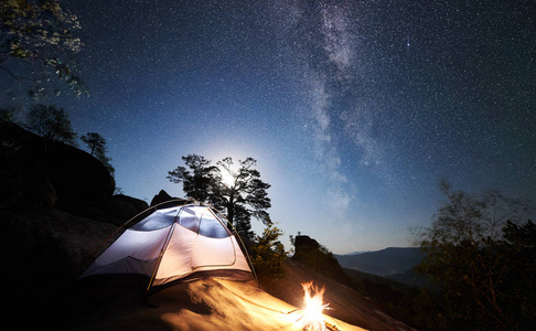 在落基山的夏季夜晚露营