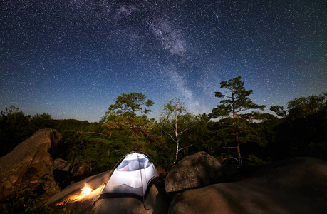 在落基山的夏季夜晚露营