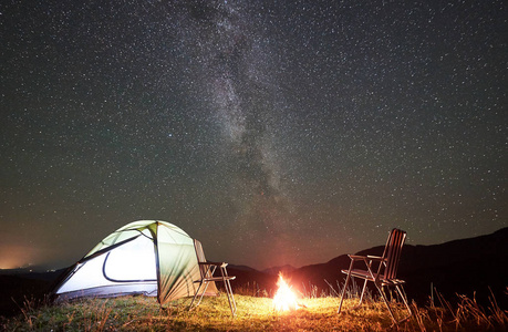 夜间在大树附近的山上露营