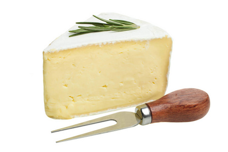 一块三角形的精致白色卡姆伯特奶酪与迷迭香和叉子隔离在白色背景上。