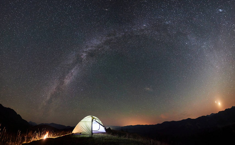 夜间在大树附近的山上露营