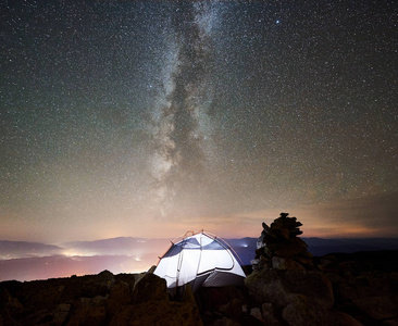 夜间在大树附近的山上露营