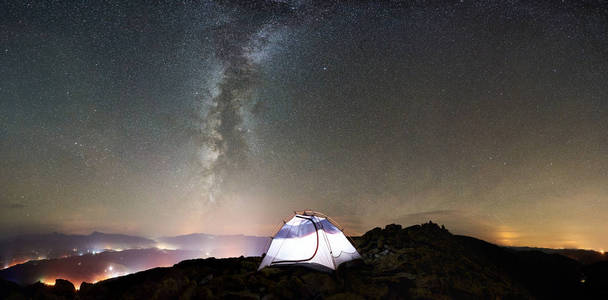 夜间在大树附近的山上露营