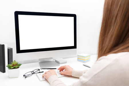 商务女性自由职业者或博主使用电脑打字空白屏幕模拟