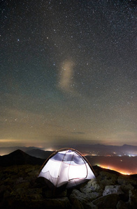 夜间在洛矶山顶露营旅游