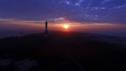 一架无人驾驶飞机在春天的早晨在长岛灯塔上鸟瞰日出