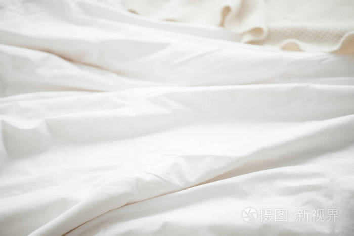 卧室白色毯子的选择性聚焦