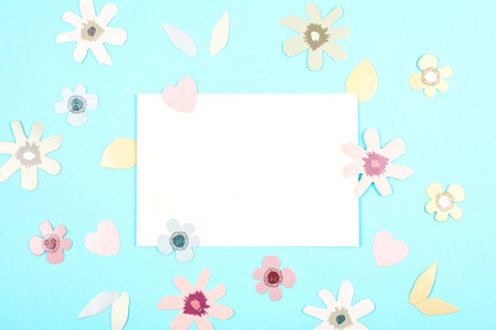 带春天的空卡片，蓝色粉彩背景上的复活节装饰和复印空间
