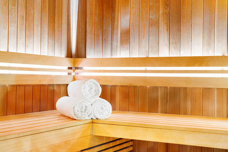传统的木制桑拿浴室，用水桶和一套干净的毛巾放松