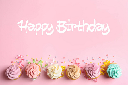 平躺构图，彩色纸杯蛋糕和文字，粉红色背景生日快乐