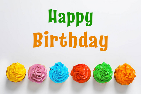 平面布局构图，彩色纸杯蛋糕和文字，生日快乐，浅色背景