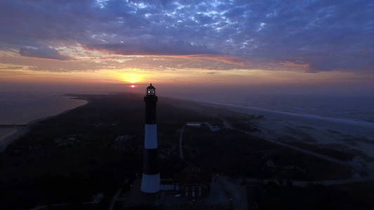 一架无人驾驶飞机在春天的早晨在长岛灯塔上鸟瞰日出