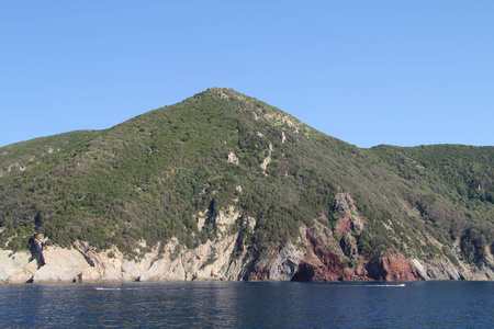 从大海到意大利埃尔巴岛山丘的景色