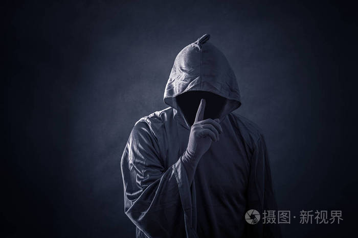 戴着兜帽斗篷的可怕身材