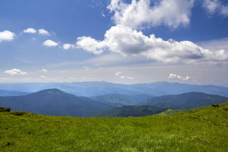 晴天蓝天下的青山全景。 旅游和旅游概念复制空间背景。