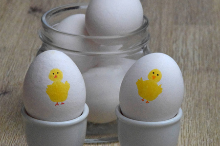 享用这些美味鸡蛋的复活节快乐早餐