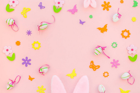创意俯视图平躺假日构图复活节彩蛋兔子耳朵春花粉纸背景复印空间模板复活节季节图案