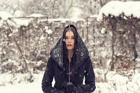 在公园里和一个女孩在下雪的天气里