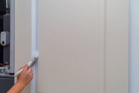 手工艺人在画一扇白色的门图片