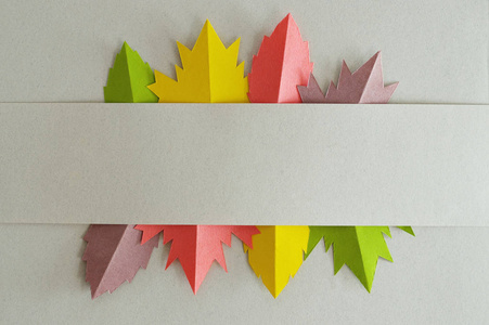 为您的秋季项目或工艺品出版物创造性地安排不同颜色的手工秋叶