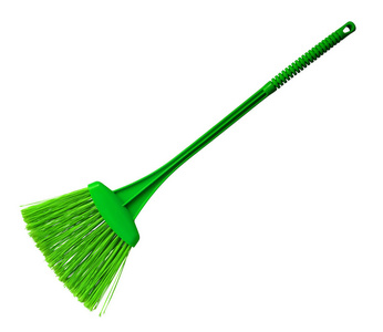 绿色塑料扫帚，长柄隔离在白色上。 包括裁剪路径。