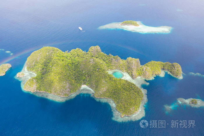 的惊人的石灰石岛屿这个偏远的热带地区以其令人难以置信的海洋生物多