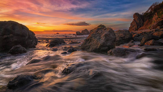 日落在一个岩石海滩, 北加利福尼亚海岸
