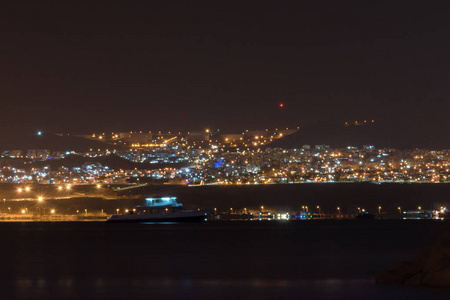 夜间从约旦亚喀巴观看以色列以拉城的城光。