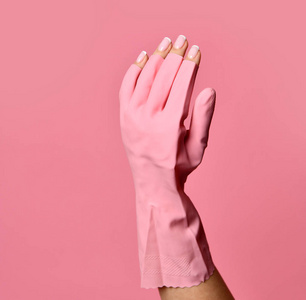 戴手套的女人关心的是手钉。美甲美容院。指甲文件与文件在粉红色