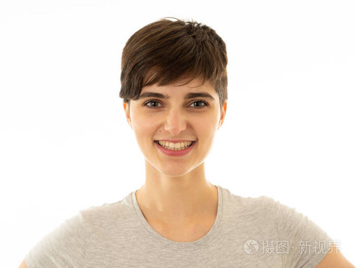 特写有吸引力的年轻白种人女人的肖像,脸上洋溢着快乐和美丽的微笑.