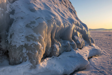 俄罗斯西伯利亚冬季贝加尔湖上的奥尔洪岛海岸