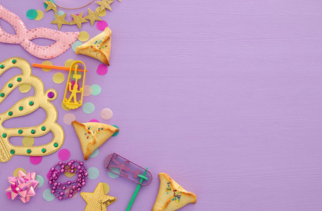 紫色庆祝概念犹太狂欢节假日的木制粉红色背景。