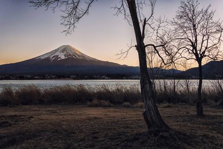 日本日落时从川口湖观赏富士山