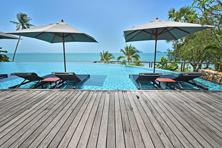 热带海滩，空木平台和明亮的蓝天游泳池
