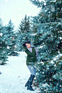 美丽的女人在冬天，森林，绿杉树和雪。