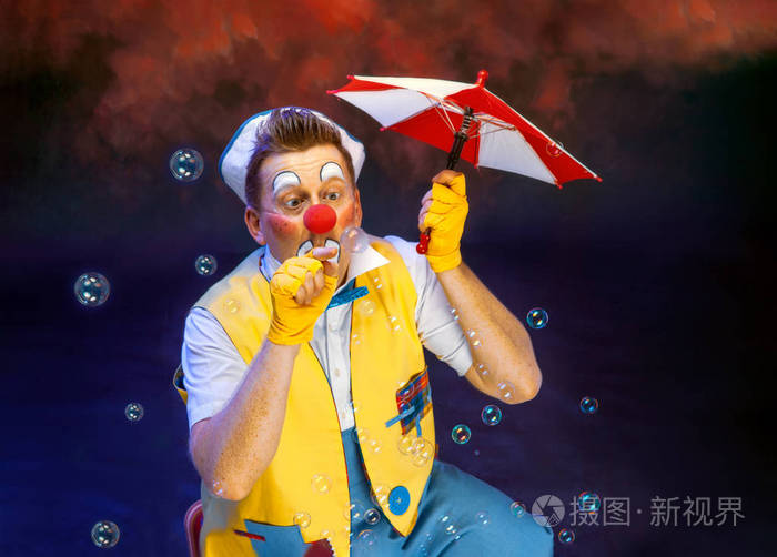 一个带着微笑的快乐表情的有趣的小丑