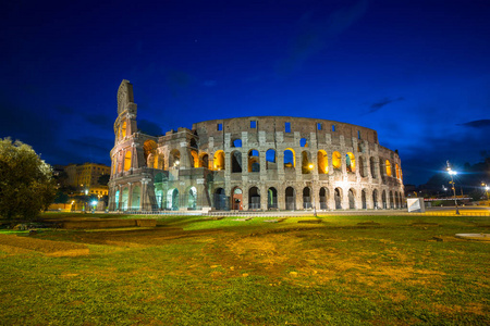 意大利罗马夜间照明的竞技场图片