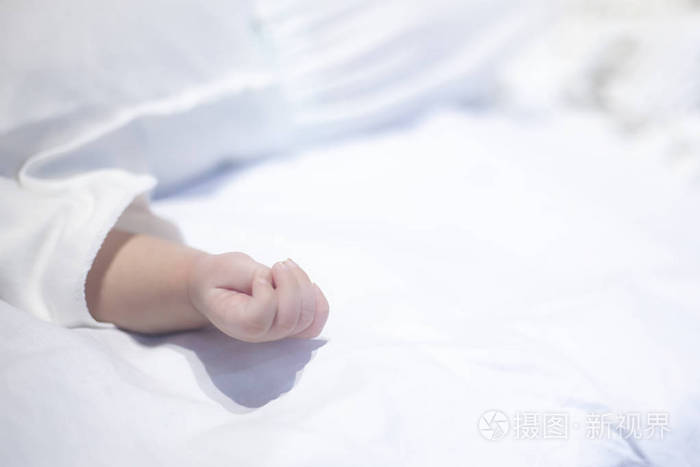 一个月新生婴儿手上的白色.特写镜头.