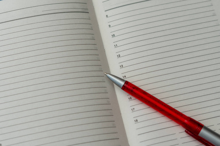 打开干净的商务笔记本和笔，记录重要事件和与商业伙伴在木桌上的会议