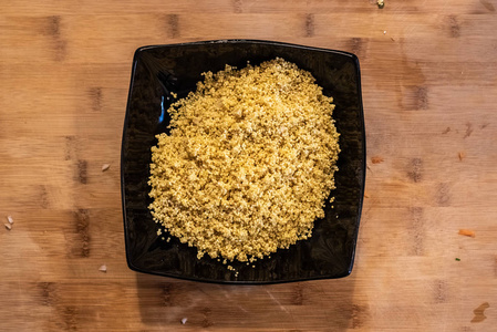盘子用小米种子浸泡。